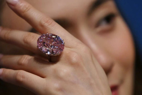 Kim cương sụt giá, ế ẩm từ lâu, giờ còn không bằng cả "nhẫn bọc vàng": Thế giới biết lâu rồi, người Việt biết quá muộn?