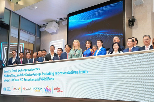 Tiến sĩ Nguyễn Thị Phương Thảo bấm nút khai phiên Sàn giao dịch Chứng khoán Luân Đôn (LSE) cùng Thị trưởng Khu tài chính Luân Đôn – Dame Sue Langley và Tổng giám đốc LSE – Dame Julia Hoggett
