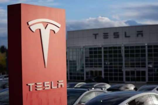 Dòng tiền rơi tự do, tăng trưởng âm lần đầu tiên sau 2 năm: Tesla bất ổn vì chi tiêu quá mức 