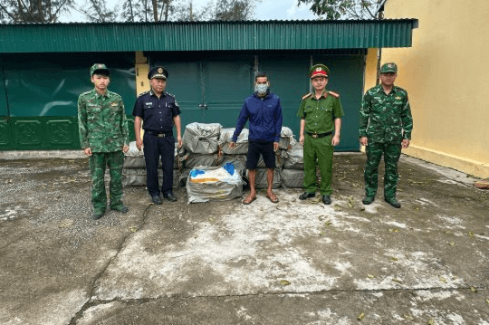 Kiểm tra một bè chở hàng chứa 16 bao tải dứa màu xanh, bắt giữ Nguyễn Văn Lực sinh năm 1976
