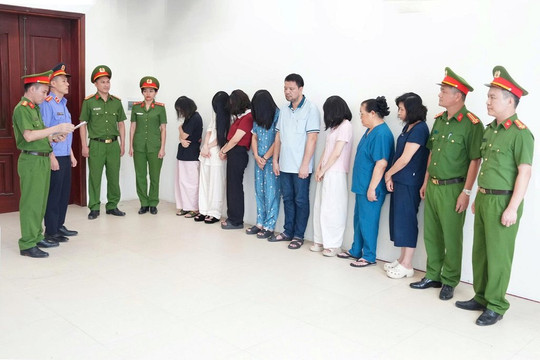 Một phòng khám đa khoa bị khám xét: Khởi tố 10 đối tượng do Tạ Thị Cẩm Vân (SN 1987) cầm đầu