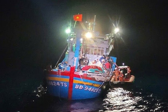 Trung tâm Phối hợp tìm kiếm, cứu nạn hàng hải "chạy đua" với thời gian cứu người bị nạn trên biển Đà Nẵng