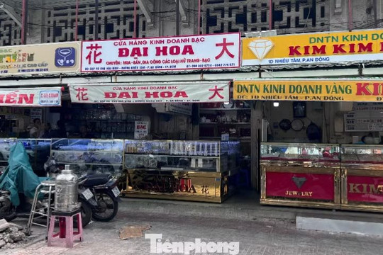 Người dân xếp hàng bán vàng, chịu lỗ cả chục triệu đồng/lượng: Khi nào kết thúc?