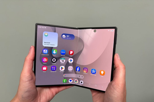 Thời thế đổi thay: Samsung không còn dẫn đầu, Galaxy Fold đang âm thầm học điều gì từ các đối thủ OPPO và Honor?