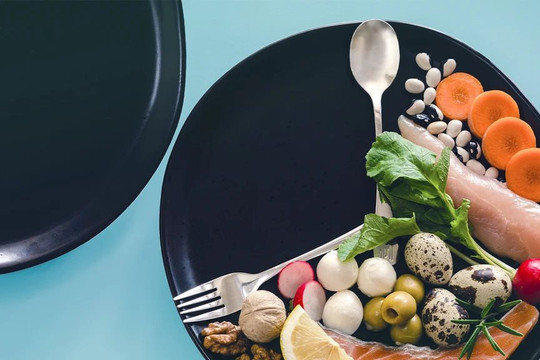 Ăn 8 tiếng, nhịn 16 tiếng: Nghiên cứu mới về chế độ ăn giảm cân khiến nhiều người bất ngờ