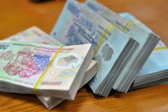 Công an điều tra cọc tiền mặt 100 triệu đồng nằm chỏng chơ bên đường, người phụ nữ ở Hà Nội được mời làm việc với cơ quan chức năng