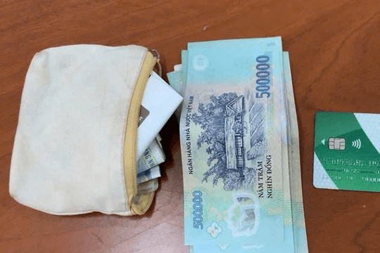 Phát hiện chiếc ví chứa xấp tiền mệnh giá 500.000 đồng và 1 thẻ ngân hàng tại 1 quán cà phê: Công an lập tức vào cuộc xác minh