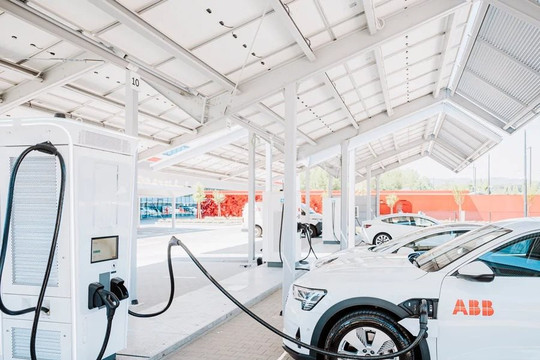 Châu Âu rót gần 200 tỷ euro vào xe điện: 109 tỷ cho pin, 46 tỷ cho trạm sạc và cuộc đua giành lại vị thế trước Trung Quốc
