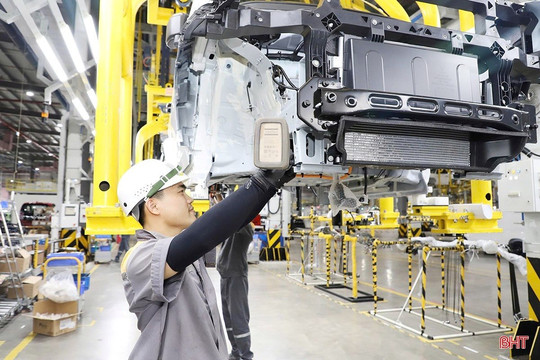 Nhà máy 7.000 tỷ đồng tại quê nhà tỷ phú Phạm Nhật Vượng tuyển đồng loạt 3.000 công nhân, mức lương tới 18 triệu đồng/tháng  