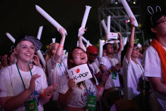 Những dòng mã đang viết lại văn hóa fandom: Liệu bạn chọn idol hay thuật toán chọn giúp bạn?