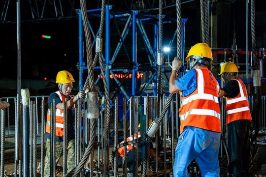 Đúng 2h sáng, Hà Nội vừa chứng kiến một “kỳ tích” nặng hơn 38 tấn tại công trình hơn 72.000 tỷ đồng