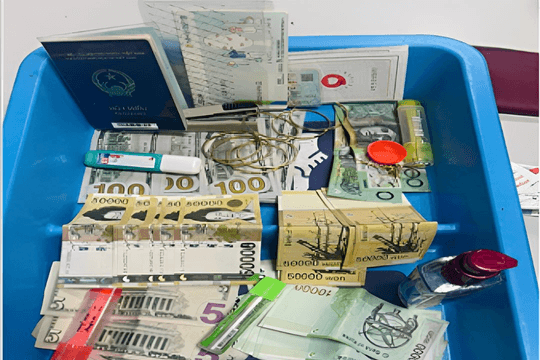 Phát hiện cọc tiền mặt và vàng tổng giá trị hơn 100 triệu đồng tại bãi đỗ xe, Cảng hàng không quốc tế Cần Thơ lập tức xác minh