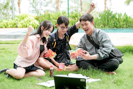 Giữa ngày nắng nóng, nhiều người giữ lại chai thêm vài giây để “xé nhãn nhập mã” sau khi giải khát