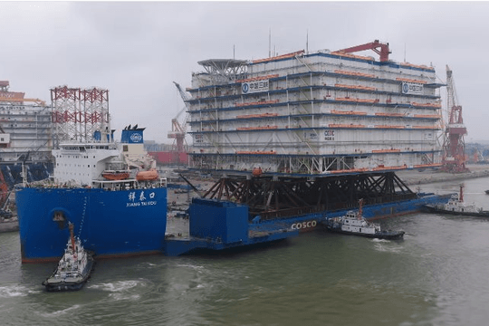 Phát hiện tàu dài 213 mét, nặng 66.000 tấn di chuyển ngoài khơi, lắp thần tốc 7 tầng thép 25.000 tấn trên 8 cọc móng ngoài biển, hoàn hành nhiệm vụ quan trọng trong 7 tiếng