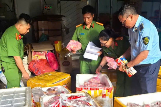 Đột kích 2 kho thực phẩm, phát hiện gần 1 tấn thịt heo, đùi gà không rõ nguồn gốc đang bốc mùi nồng nặc
