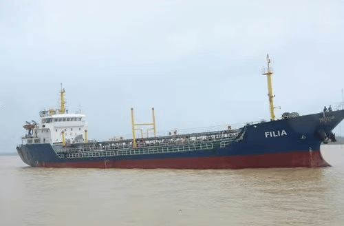 Đang chở hơn 650 tấn dầu, một tàu Trung Quốc bị chặn bắt giữa biển sau khi bị theo dõi cả tuần