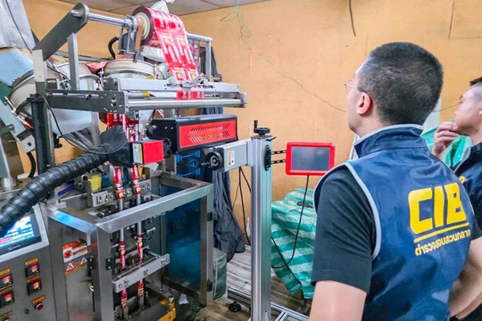 Thái Lan: Một trung tướng chỉ huy cuộc đột kích, tóm gọn đường dây sản xuất bột ngọt và cà phê giả, tịch thu hơn 75.000 sản phẩm sắp bán ra thị trường