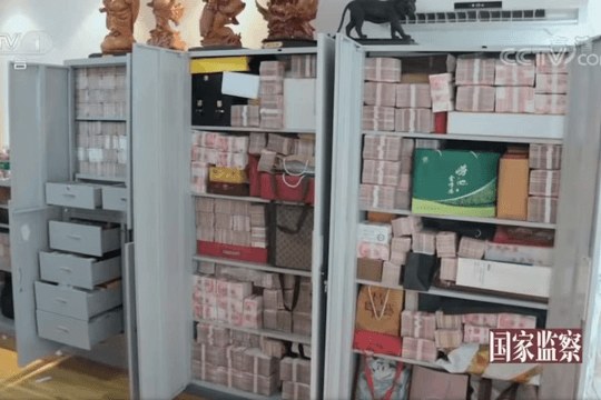 Tịch thu vàng và gần 780 tỷ đồng tiền mặt xếp chồng như kệ siêu thị tại một căn hộ