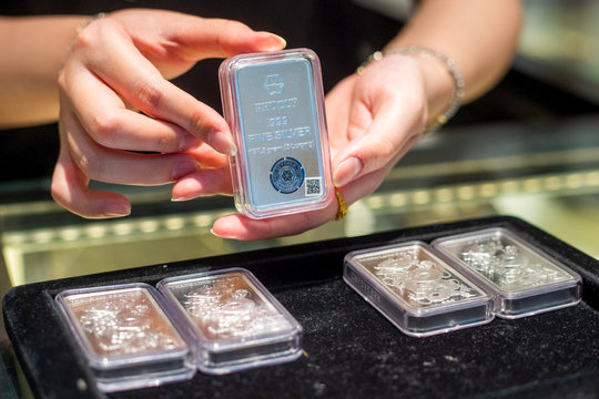 Bạc bật tăng vượt mốc 60 USD/ounce, thị trường chờ đợi điều gì?