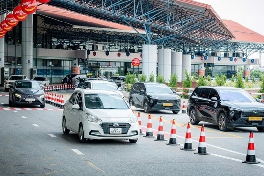 Grab phát thông báo quan trọng về vị trí đón, giá cước mới đến toàn bộ khách hàng đặt xe tại sân bay Nội Bài
