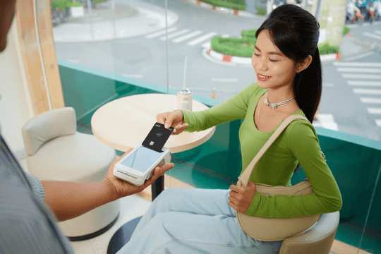 Cuộc đua mới trên thị trường thẻ tín dụng: Các ngân hàng chuyển từ cạnh tranh ưu đãi sang "may đo" trải nghiệm cho từng khách hàng