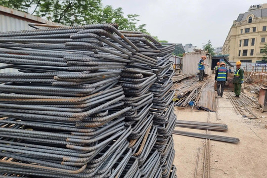 Giá vật liệu xây dựng tăng cao phả “hơi nóng” vào các dự án đầu tư công