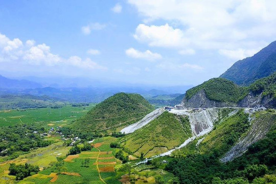 Việt Nam có 1 nơi khí hậu mát mẻ quanh năm, bao quanh là núi đá được Sun Group nhắm tới làm siêu tổ hợp 21.000 tỷ đồng gồm cáp treo, tắm khoáng, khu vui chơi