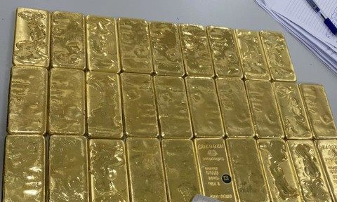 Tịch thu 46,4 kg vàng gồm nhiều thỏi vàng lớn nhỏ, trị giá hơn 14,7 tỷ đồng của một doanh nhân Trung Quốc