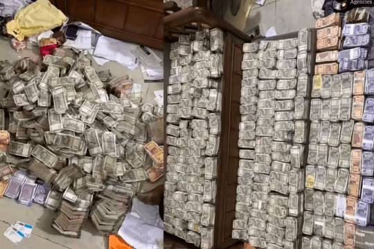 Tịch thu số vàng thỏi trị giá 450 triệu đồng, 13 tỷ đồng tiền mặt rải la liệt trong nhà của một công chức ngành mỏ đang nhận 9 triệu tiền hối lộ