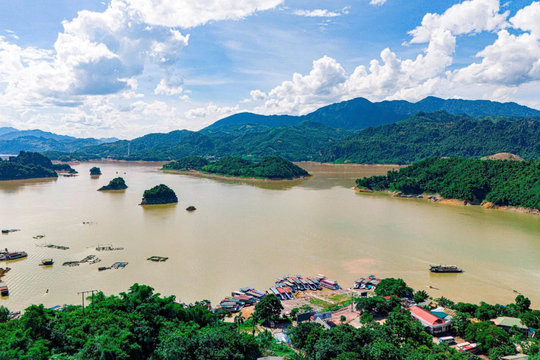 Hồ nước nhân tạo lớn nhất Việt Nam dài 230 km nằm trong siêu dự án Khu du lịch quốc gia 52.200 ha, hướng tới trở thành điểm đến sinh thái, nghỉ dưỡng  vươn tầm Đông Nam Á