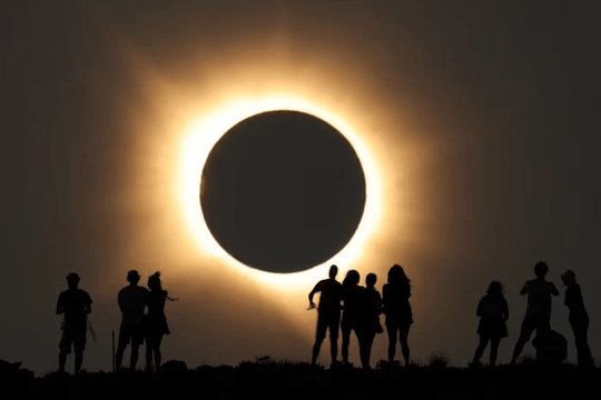 Bóng tối đột ngột bao phủ một phần châu Âu trong 2 phút, NASA cử máy bay lên độ cao 15km theo dõi