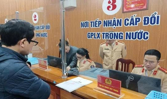 Thông tin về giấy phép lái xe, công an yêu cầu người dân chủ động cập nhật ngay