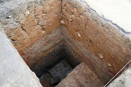 Đào đất, người dân phát hiện vật hình trụ dài màu đỏ lạ, chuyên gia xác nhận báu vật hơn 1.000 năm tuổi 