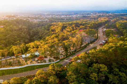 Việt Nam sở hữu một khu vực cao 1.200m so với mực nước biển, không khí mát mẻ quanh năm ví như “Đà Lạt thu nhỏ”, được đề xuất xây thêm khách sạn 5 sao sau khi Sun Group đổ bộ