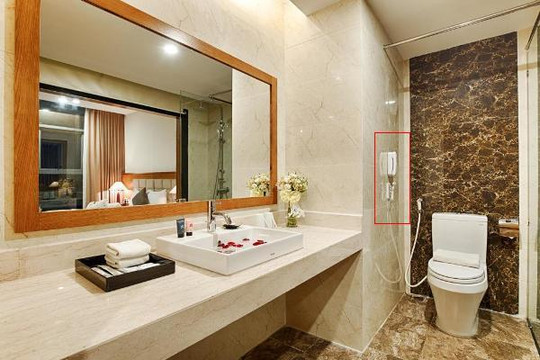 Vì sao khách sạn hạng sang đều có điện thoại trong phòng vệ sinh?