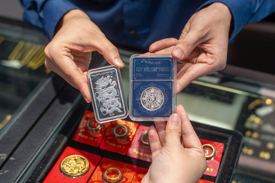 Giá bạc sáng ngày 17/8 tại DOJI, Bảo Tín Mạnh Hải, Phú Quý, Sacombank tăng bao nhiêu?