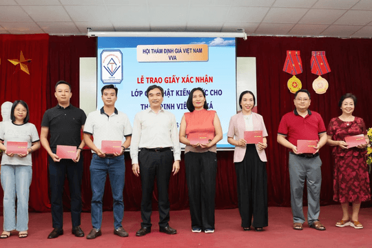 Bế giảng lớp cập nhật kiến thức về thẩm định giá CNKT2026.12 