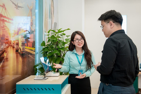 ABBank đầu tư lớn để khách hàng giao dịch số hóa tại quầy