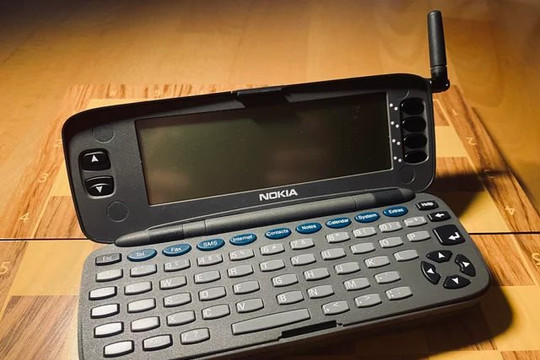 Ngày xưa ai mà dùng chiếc Nokia 9000 Communicator này thì "sang chảnh" kém gì iPhone 17 Pro Max bây giờ