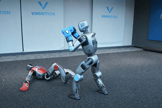 Tỷ phú Phạm Nhật Vượng “khoe” Robot mini hình người mới lên trình bất ngờ