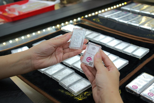 Giá bạc ngày 21/8 tại Ancarat, DOJI, Bảo Tín Manh Hải, Sacombank tăng bao nhiêu?