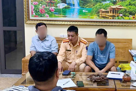 Kiểm tra xe taxi và phát hiện hành khách có biểu hiện bất thường, Công an ngay lập tức tiếp cận và thành công ngăn chặn một vụ lừa đảo
