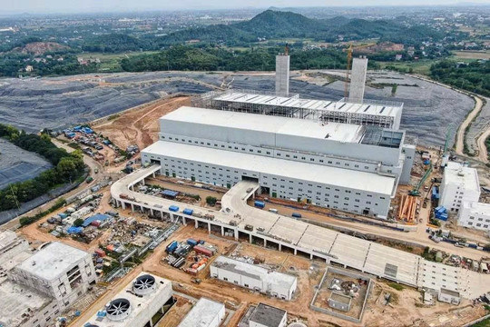 EVN dự kiến giá trần điện rác năm 2026 ở mức 2.378,39 đồng/kWh, thấp hơn 7,64% so với năm 2025