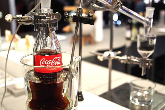 “Đột kích” phòng nghiên cứu bí mật của Coca-Cola, phát hiện cỗ máy pha chế “soda bẩn”