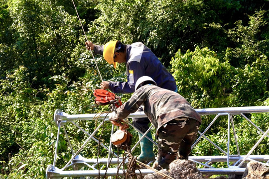 Viettel đưa sóng lên núi Cao Bằng: Dùng động cơ xe máy cũ kéo hàng tấn sắt thép lên đồi cao