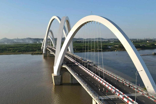 Việt Nam có cầu vòm thép 1.900 tỷ đồng cao nhất trong lịch sử, huy động đến siêu cần cẩu 800 tấn để xây dựng trong 5 năm 