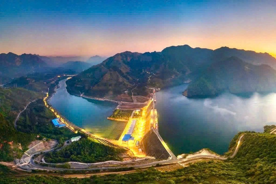 Đập bê tông nứt dài 100m nhưng vẫn không dừng thi công, công trình 2,3 tỷ USD hiện đại tạo thành công lớn 