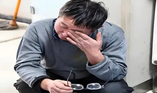 Lương hơn 13 triệu nhưng công ty chuyển 4 tỷ đồng và ghi rõ là thưởng, sau đó tài khoản bị phong tỏa, người đàn ông bị kiện