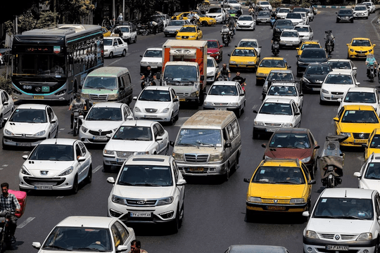 Bán chưa tới 1.000 đồng/lít xăng, nền kinh tế hơn 90 triệu dân đang thiếu nhiên liệu nghiêm trọng, hàng dài người xếp hàng chờ đổ xăng