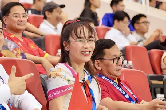 Tỷ phú Nguyễn Thị Phương Thảo tặng quà đặc biệt cho đội tuyển Việt Nam sau chức vô địch Đông Nam Á